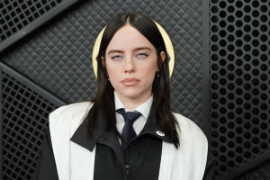 Billie Eilish: Η καθημερινή μάχη που δίνει μπροστά σε χιλιάδες ανθρώπους χωρίς να φαίνεται