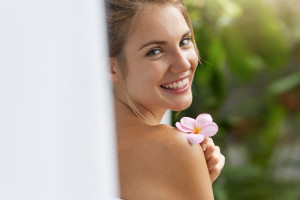 Το πιο περίεργο νέο beauty trend; Οι άνθρωποι θέλουν να μοιάζουν… ξεκούραστοι