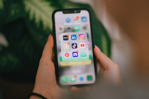 Το wellbeing των social media: Μπορείς όντως να τα χρησιμοποιείς χωρίς να σε εξαντλούν;