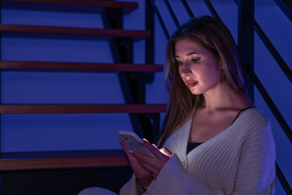 Αυτές οι χρήσεις του smartphone επιταχύνουν τη γήρανση του δέρματος σε πρόσωπο και λαιμό