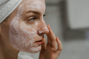 Lactic acid: Το ήπιο οξύ που χαρίζει λάμψη, λεία υφή και πιο “ζωντανή” επιδερμίδα