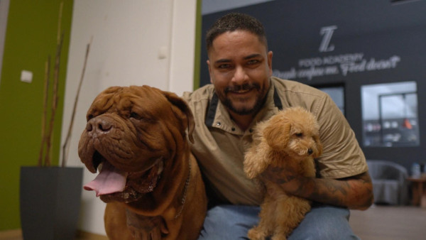 Pet Stories: Στην παρέα της εκπομπής ο chef Τίμος Ζαχαράτος με τον Δούκα και τον...κεφτέ