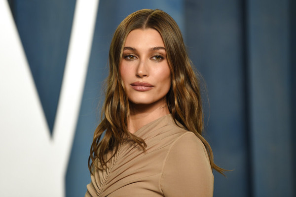 Το Ballerina French mani της Hailey Bieber είναι η ανοιξιάτικη έμπνευση που χρειαζόμασταν