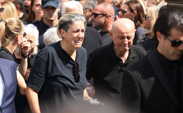 Γιώργος Μαζωνάκης: Το τελευταίο χειροκρότημα και η ταφή - Απαρηγόρητοι οι γονείς και οι αδελφές του