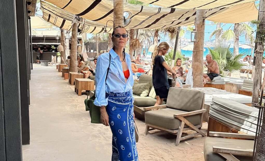 Η Βίκυ Καγιά μάς ξεναγεί στην Ίμπιζα με κοτσιδάκια, beach vibes και θαλασσινά