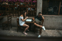 Ποια ζώδια γίνονται… καπνός μετά το πρώτο ραντεβού και γιατί