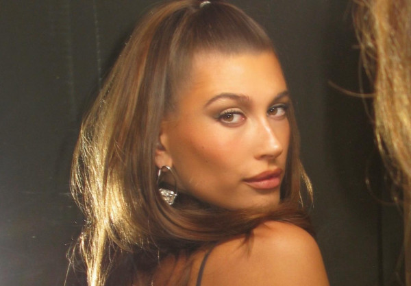 Η Hailey Bieber &quot;δεν μπορούσε να ζήσει χωρίς&quot; αυτό το Γαλλικό skincare προϊόν