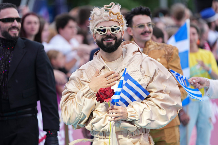 Eurovision 2026: Με στέμμα στο κεφάλι και άκρως extravagant outfit στο τιρκουάζ χαλί ο Akylas