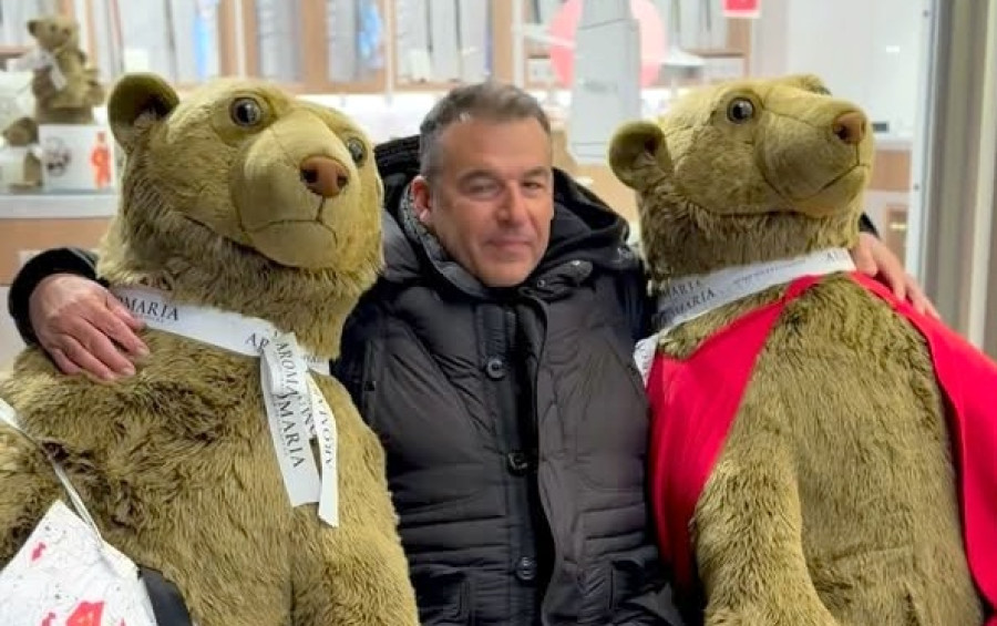 Λιάγκας- Αντωνά: Αντί για τη Μαρία στο Λονδίνο αγκάλιασε δυο αρκούδια που...έγραφαν Maria παντού!