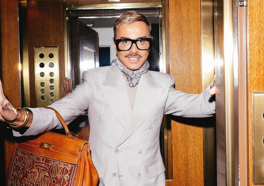 Λάκης Γαβαλάς: Όταν ο διάλογος με τον απελπισμένο κομμωτή του καταλήγει στο να κουρευτεί μόνος του!