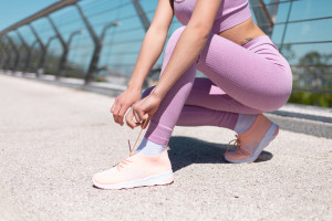 Pink sneakers: Η άκρως ανοιξιάτικη και girly τάση στα αθλητικά και το twist της Miu Miu που τα κάνει πιο ενδιαφέροντα