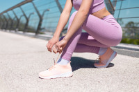 Pink sneakers: Η άκρως ανοιξιάτικη και girly τάση στα αθλητικά και το twist της Miu Miu που τα κάνει πιο ενδιαφέροντα