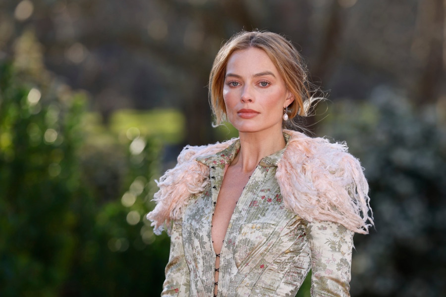 Στο Παρίσι, η Margot Robbie επαναφέρει αυτόν τον ξεχασμένο κότσο των 2000s