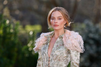 Στο Παρίσι, η Margot Robbie επαναφέρει αυτόν τον ξεχασμένο κότσο των 2000s