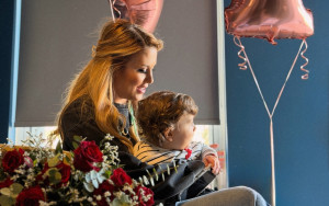 Φωτεινή Πετρογιάννη: Σβήσιμο τούρτας γενεθλίων με τον γιο της αγκαλιά. Ανεκτίμητο