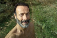 Θανάσης Ευθυμιάδης: Μας δείχνει -όλο χαρά- πώς είναι πλέον ο Δεκέμβρης στην Ελλάδα (αλλά δεν ξέρουμε αν πρέπει να χαρούμε τόσο)