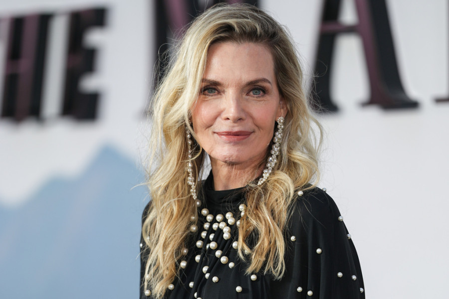 Η Michelle Pfeiffer αποδεικνύει ότι αυτό το λαμπερό μακιγιάζ παραμένει το πιο κολακευτικό μετά τα 60