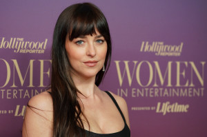 Η Dakota Johnson επαναφέρει το μαντήλι στο κεφάλι - Το old Hollywood trend που όλοι θα αντιγράψουν