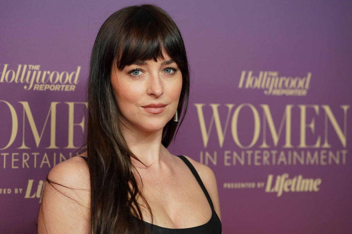 Η Dakota Johnson επαναφέρει το μαντήλι στο κεφάλι - Το old Hollywood trend που όλοι θα αντιγράψουν