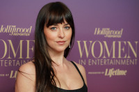 Η Dakota Johnson επαναφέρει το μαντήλι στο κεφάλι - Το old Hollywood trend που όλοι θα αντιγράψουν