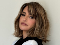 Το "Weekend bob" της Penelope Cruz είναι η κοντή, κομψή απάντηση στην καλοκαιρινή κόπωση των μαλλιών