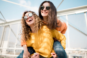 Εδώ είναι όπου οι Millennials και οι Gen-Zers φτιάχνουν πραγματικά νέες φιλίες
