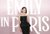 Lily Collins: Το viral reaction της όταν έμαθε πως ο Μητσοτάκης χαλαρώνει με «Emily in Paris»
