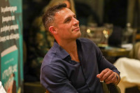 Σάββας Πούμπουρας: Έσπασε δύο δάχτυλα στο πόδι και αυτοτρολάρεται μαζί με τις πατερίτσες του