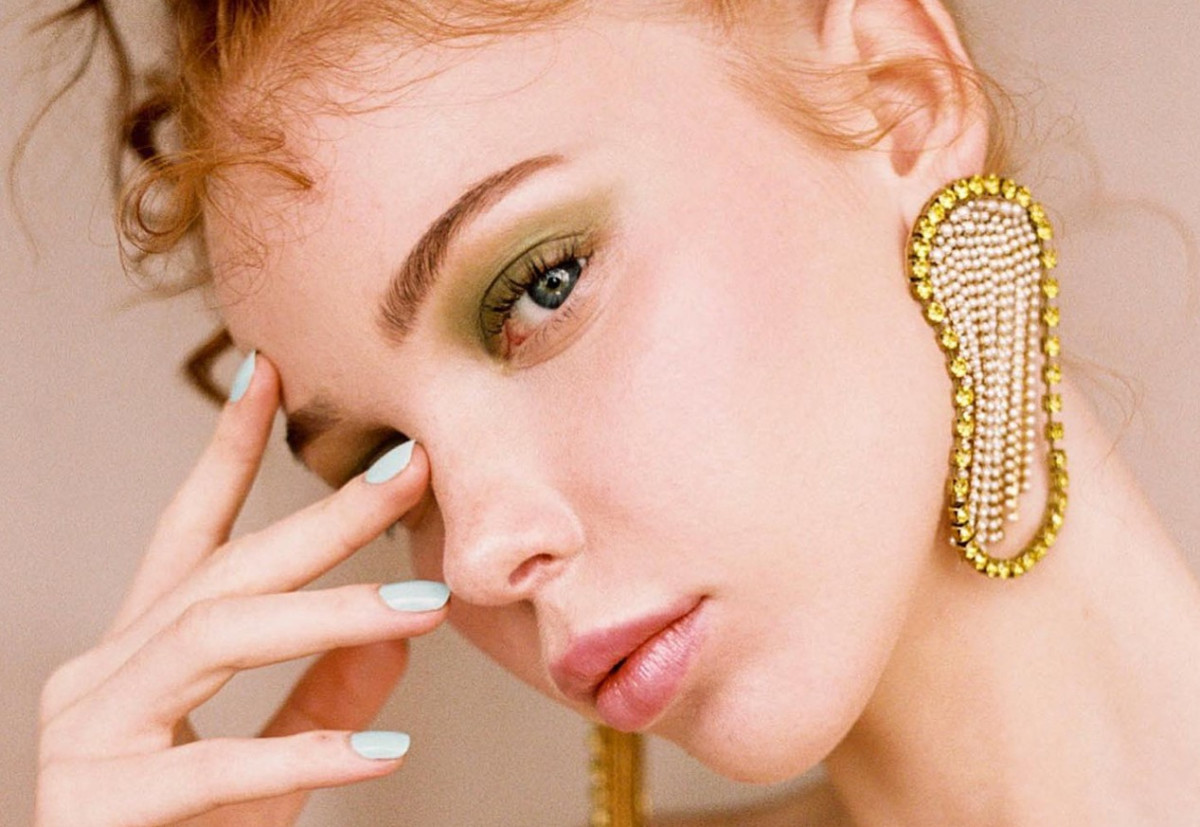 Τι είναι το «mistletoe» makeup trend, που είναι πανεύκολο να υιοθετήσεις για την εορταστική περίοδο;