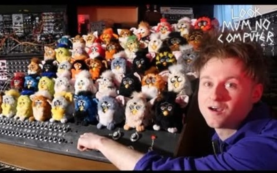 Eurovision 2026: Look mum no computer: Ο εφευρέτης του viral Furby Organ είναι ο εκπρόσωπος της Αγγλιας