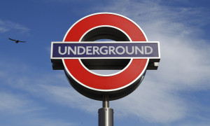 Ο ρομαντικός και τρυφερός λόγος που το &quot;Mind The Gap&quot; ακούγεται αλλιώς στον σταθμό Embankment στο Λονδίνο