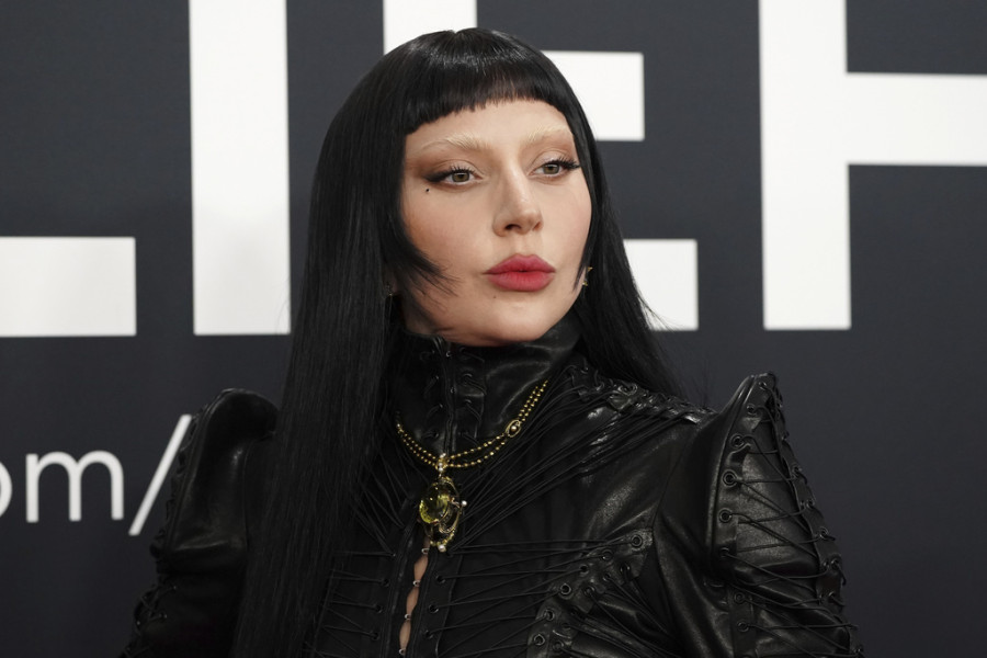 Η Lady Gaga έγινε ξανθιά και το αποτέλεσμα είναι τόσο καλοκαιρινό