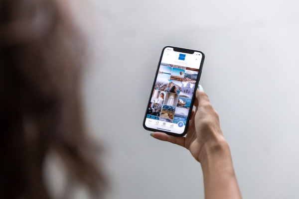 Το post-vacation scrolling είναι αληθινό: Γιατί χαζεύουμε ξανά και ξανά τις φωτογραφίες των διακοπών μας;