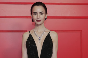 Lily Collins: Τρυφερή εμφάνιση στις κερκίδες του Roland-Garros με τον σύζυγό της Charlie McDowell