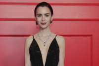 Lily Collins: Τρυφερή εμφάνιση στις κερκίδες του Roland-Garros με τον σύζυγό της Charlie McDowell