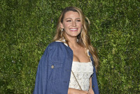 Για τις γιορτές, η Blake Lively αφήνει τις παγιέτες και επιλέγει φτερά