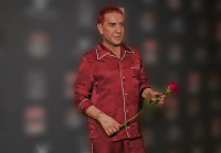 Γιώργος Μαζωνάκης: Φουλ στα κόκκινα στο πάρτι γενεθλίων του με look εμπνευσμένο από το «ματωμένο φεγγάρι»