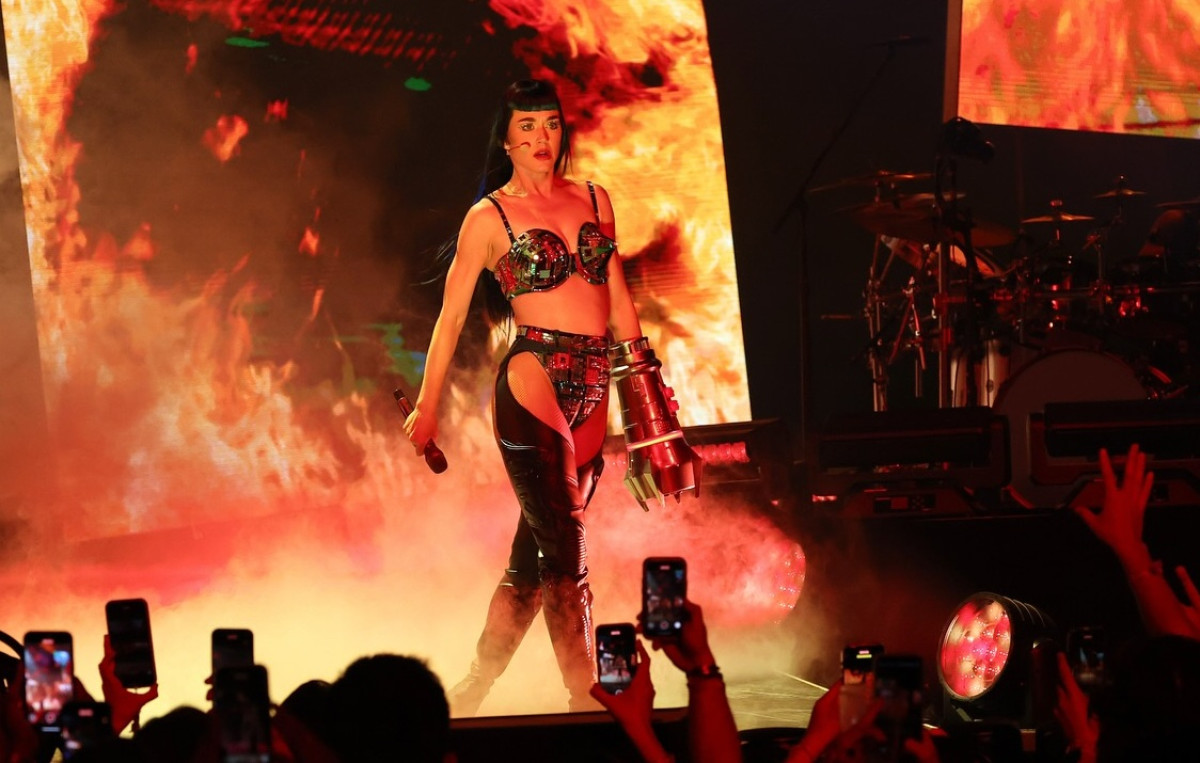 Katy Perry: Γλίτωσε στο τσακ αποκαλυπτικό "ατύχημα" όταν ξεκουμπώθηκε το σουτιέν της on stage