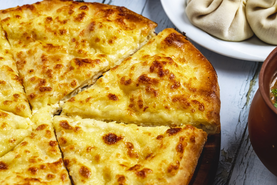 Τραγανή τυρόπιτα χωρίς φύλλο, με όλα τα υλικά σε ένα μπολ