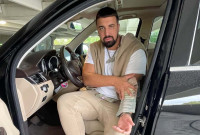 Gio Kay: Σαν πασάς στα Γιάννενα επιστρέφει από το Survivor! VIP θέση στο αεροπλάνο, φαγητό και τηλεόραση αραχτός