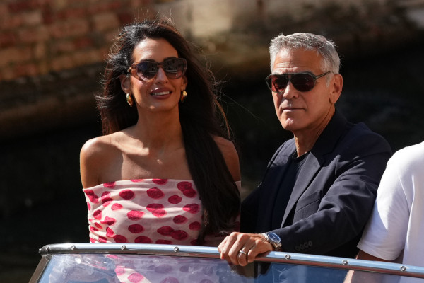 Τα «Silk Nails» της Amal Clooney είναι η πιο κομψή τάση στο μανικιούρ για το φθινόπωρο: Πώς να υιοθετήσεις κι εσύ το look