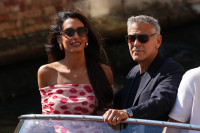 Τα «Silk Nails» της Amal Clooney είναι η πιο κομψή τάση στο μανικιούρ για το φθινόπωρο: Πώς να υιοθετήσεις κι εσύ το look
