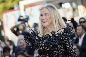 H Catherine O'Hara ήταν ένα πραγματικό fashion icon και με αυτή την avant garde δημιουργία θα τη θυμόμαστε