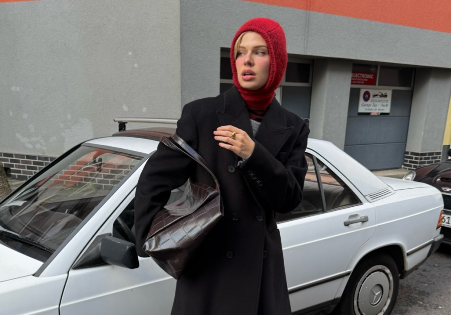 Τι είναι το «balaclava scarf», το στιλιστικό τρικ που είδαμε στα social media και αλλάζει τον τρόπο που φοράμε το κασκόλ μας;