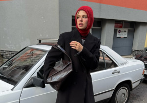 Τι είναι το «balaclava scarf», το στιλιστικό τρικ που είδαμε στα social media και αλλάζει τον τρόπο που φοράμε το κασκόλ μας;