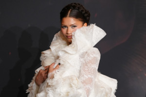 Για την πρεμιέρα της Οδύσσειας στο Παρίσι, η Zendaya τόλμησε να φορέσει αυτή την εντυπωσιακή μάσκα-Πύργο του Άιφελ