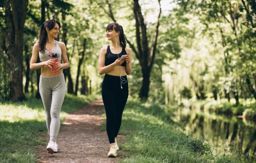 Όχι, το να περπατάς 10.000 βήματα την ημέρα δεν αρκεί για να μείνεις σε φόρμα (και να γιατί)
