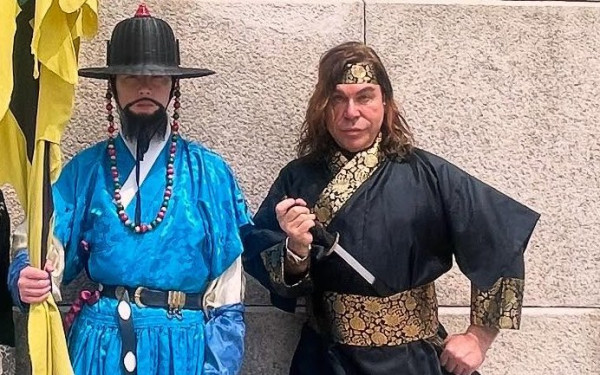 Αν δεν δεις τον Τρύφωνα Σαμαρά να &quot;πολεμάει&quot; με κορεάτικο σπαθί, δεν έχεις δει τίποτα...