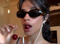 Η Camila Cabello μετέτρεψε το μικρό μαύρο φόρεμα σε beachwear με διάφανο twist