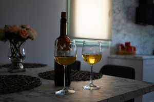 5 πανεύκολοι τρόποι να κάνεις το λευκό κρασί πιο απολαυστικό